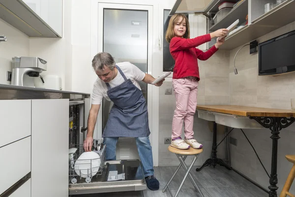 Family emptying the dishwasher — Stock Photo, Image