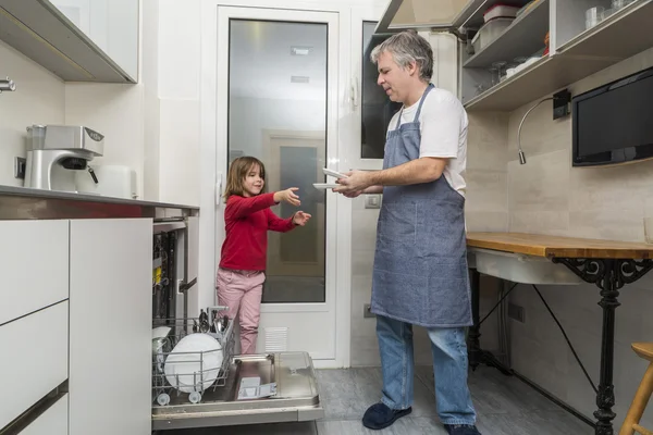 Famiglia svuotamento lavastoviglie — Foto Stock