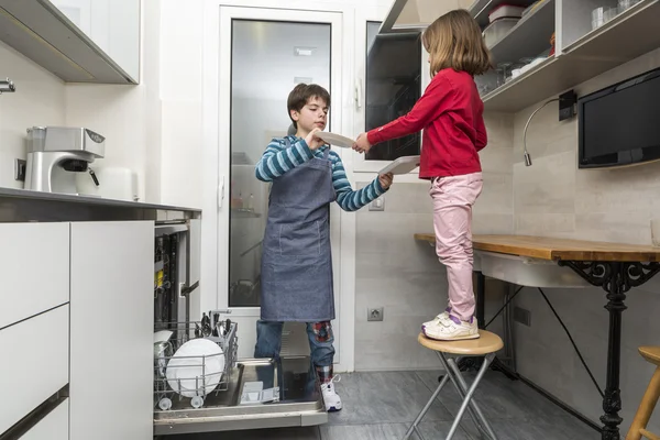 Familie leert die Spülmaschine — Stockfoto