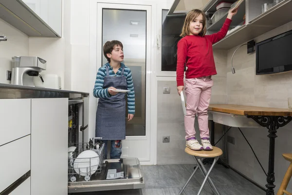 Bulaşık makinesini boşaltmak aile — Stok fotoğraf
