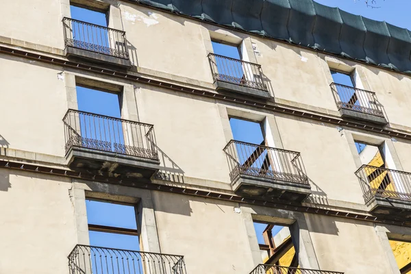 Fachada de un edificio sobre reformas — Foto de Stock