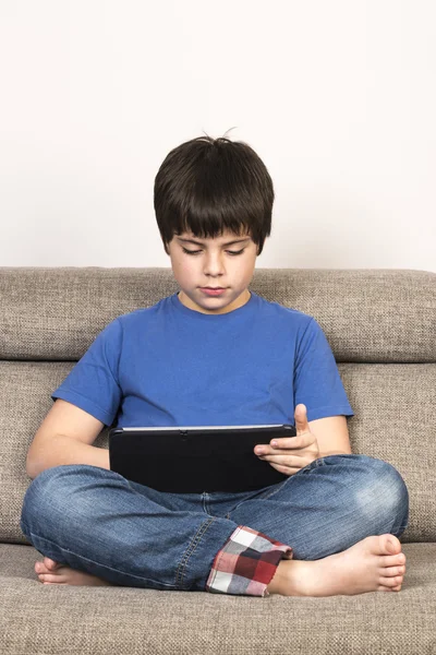 Jongen en een digitale tablet — Stockfoto