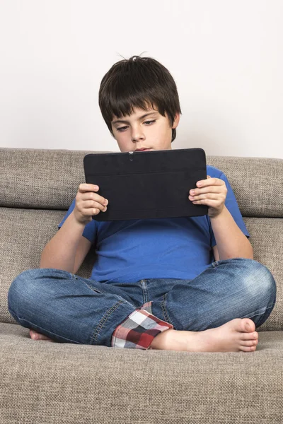 Mladý chlapec a digitální tablet — Stock fotografie