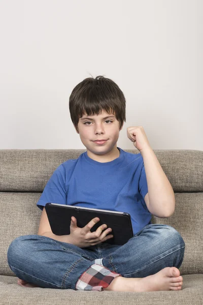 Genç bir çocuk ve bir tablet dijital — Stok fotoğraf