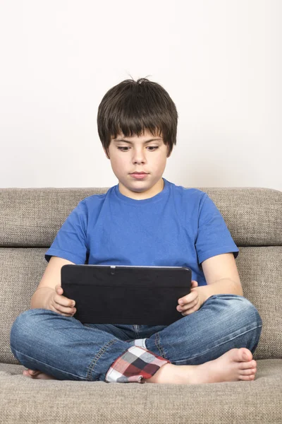 Jongen en een digitale tablet — Stockfoto