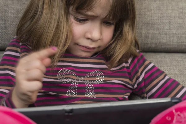 Petite fille et une tablette numérique — Photo