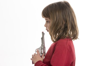 Bir oyuncak tabanca ile küçük kız