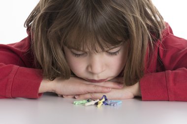 Küçük kız biraz anahtar taşı izlerken