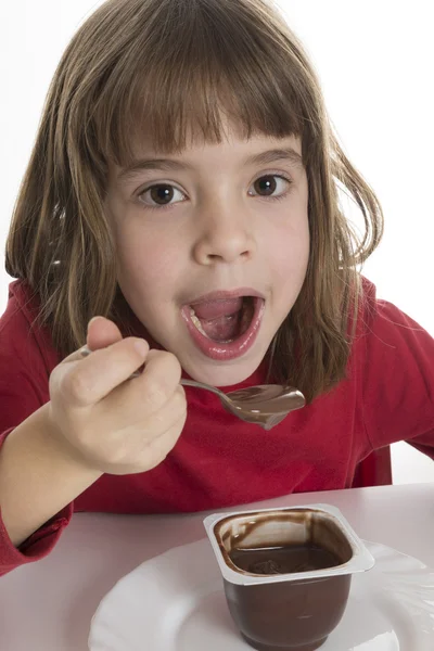 Kleines Mädchen isst Pudding — Stockfoto