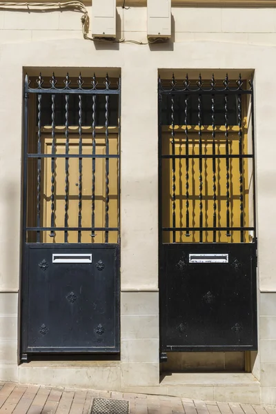 2 つの同じドア — ストック写真