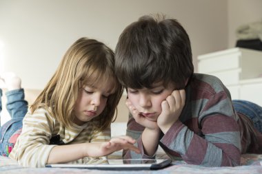 çocuklar dijital tablet ile oyun