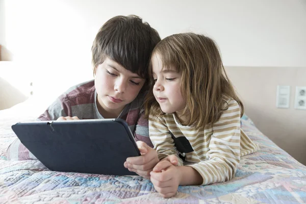 Niños jugando con una tableta digital — Foto de Stock