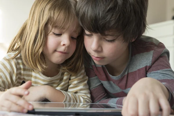 Kinder spielen mit einem digitalen Tablet — Stockfoto