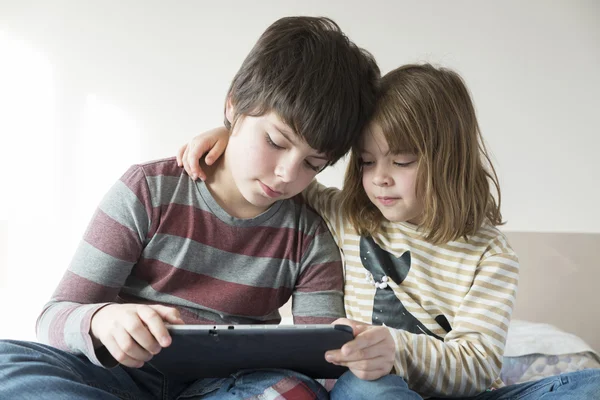 Crianças brincando com um tablet digital — Fotografia de Stock