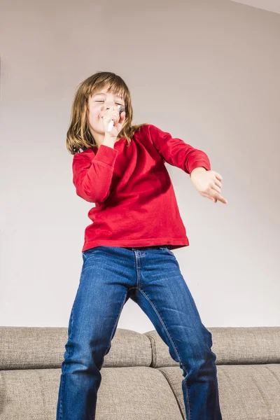 Klein meisje zingen — Stockfoto