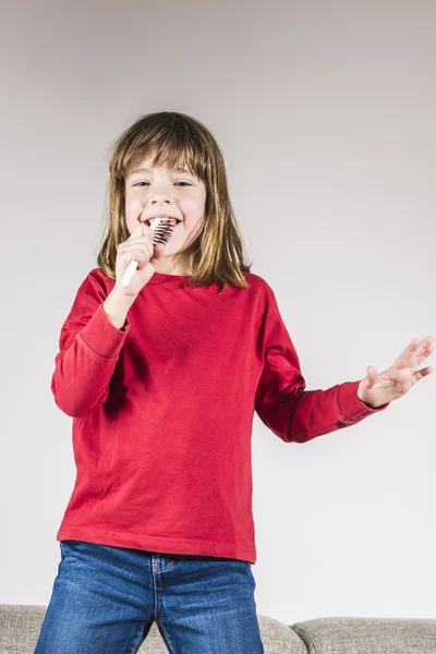 Kleines Mädchen singt — Stockfoto