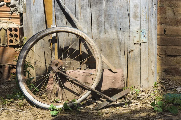 Velha roda de bicicleta — Fotografia de Stock