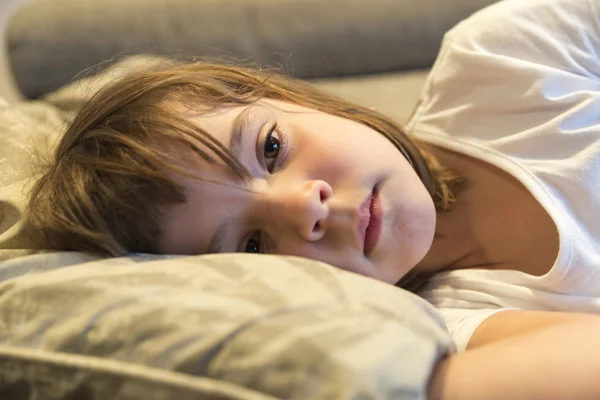 Niña viendo televisión — Foto de Stock