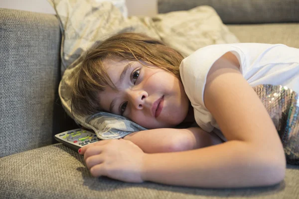 Petite fille avec télécommande TV — Photo