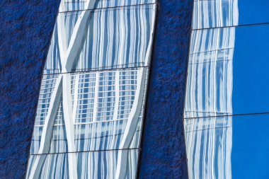 Yansıyan gökdelenler