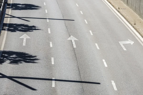 Signos de flecha sobre asfalto — Foto de Stock