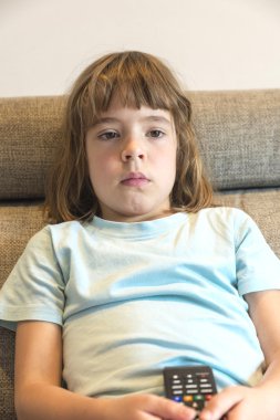 Tv uzaktan kumanda Tv izlerken ile küçük kız