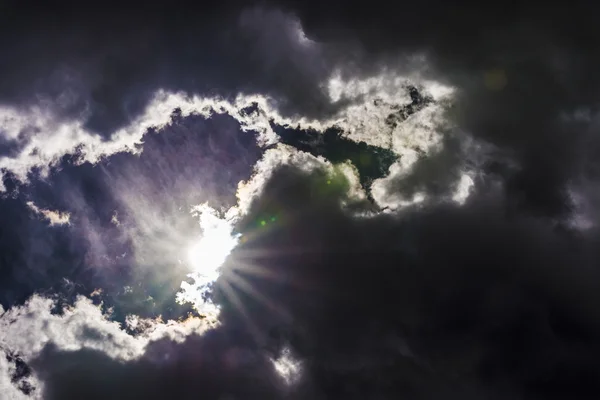 Dramatic sky with the sun beaming among the clouds — Stock Photo, Image