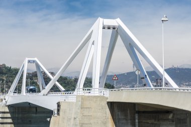Barcelona'da bir asma köprü 