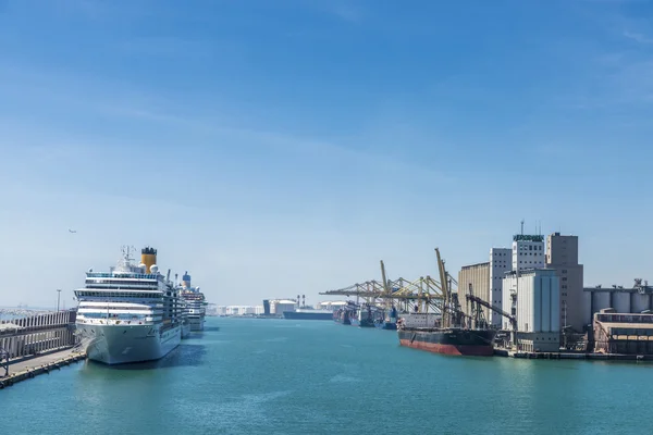 Cruise terminal and loading dock in Barcelona — Stock Photo, Image