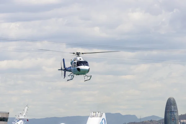 Helikopteri lentää Barcelonassa — kuvapankkivalokuva