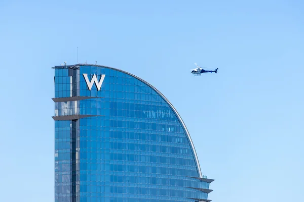 Helikopter flyger över W hotel i Barcelona — Stockfoto