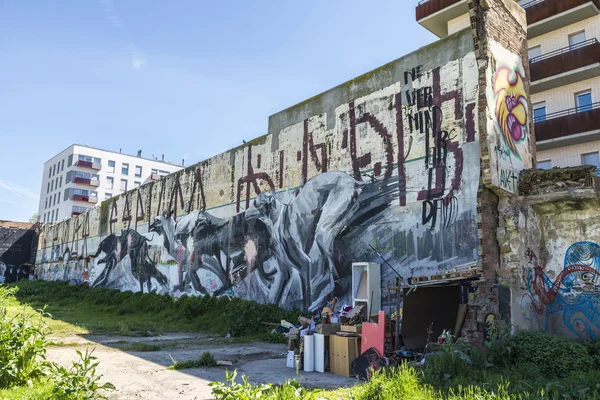 Vegg dekket med graffitt – stockfoto