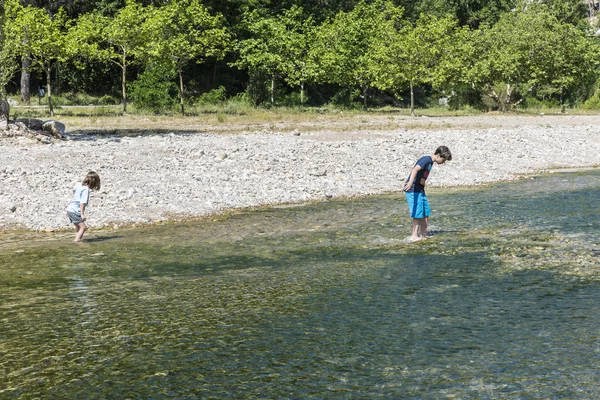 Bambini che attraversano un fiume — Foto Stock