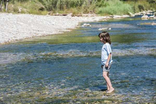 Niña cruzando un río —  Fotos de Stock