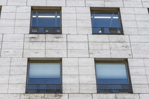 Fachada de un edificio moderno — Foto de Stock