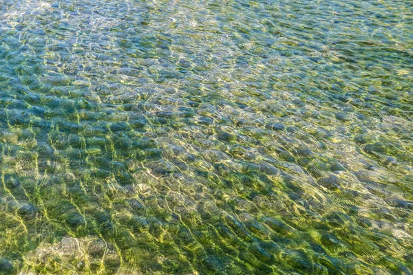 Река с камнями в качестве фона — стоковое фото