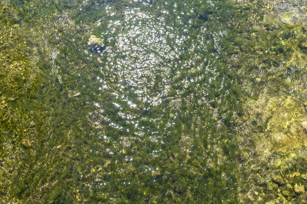 Río con rocas como fondo — Foto de Stock