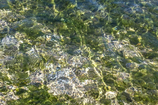 Río con rocas como fondo — Foto de Stock