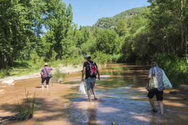 bir nehir geçiş aile