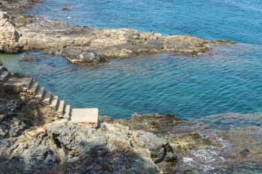 Costa Brava İspanya uçurumlarda