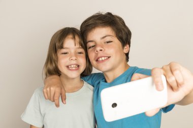 Mutlu çocuk almak bir selfie 