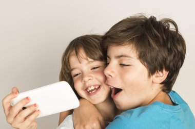 Mutlu çocuk almak bir selfie 