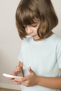 Bir akıllı telefon dokunmak kız