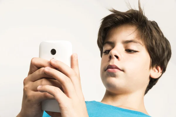 Menino tocando um smartphone — Fotografia de Stock