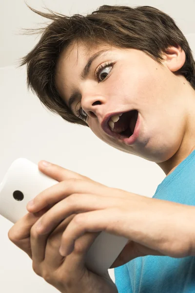 Мальчик трогает смартфон — стоковое фото