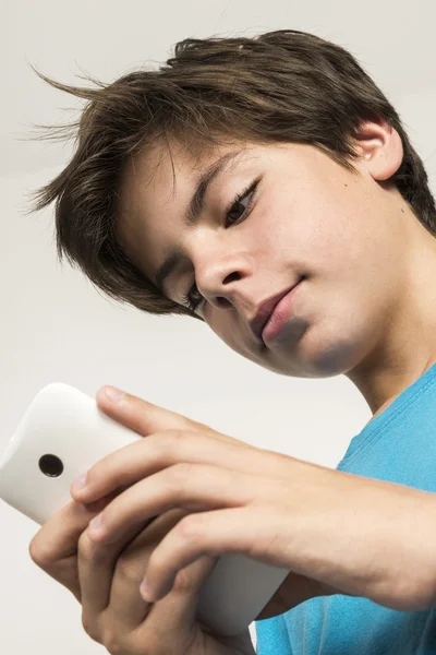 Chłopiec dotykając smartphone — Zdjęcie stockowe