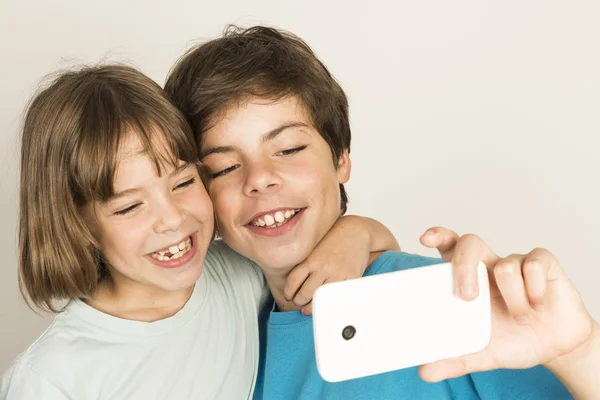 Mutlu çocuk almak bir selfie 