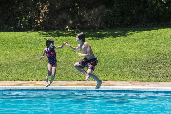Bambini che fanno il bagno in piscina — Foto Stock