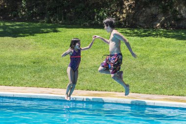 Bir havuzda yüzme çocuklar