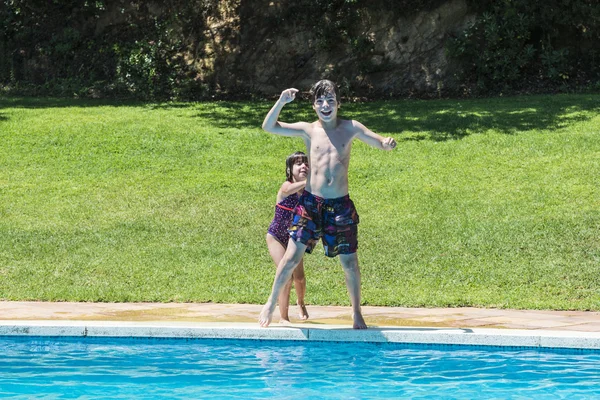 Bir havuzda yüzme çocuklar